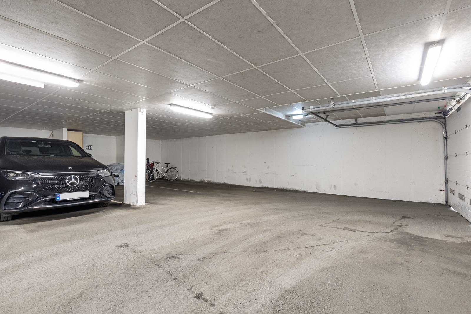 Det medfølger en fast biloppstillingsplass i felles garasjeanlegg i bygningens kjeller. Galleribilde