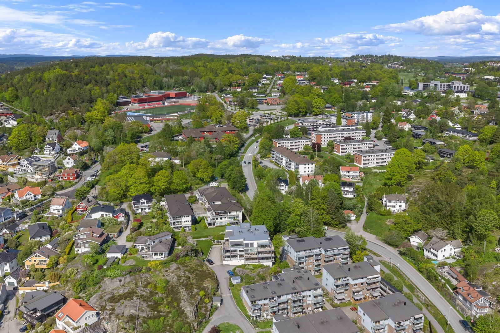 Kort vei til Seiersten med idrettsanlegg, badeland og flotte turområder i Seierstensmarka. Galleribilde