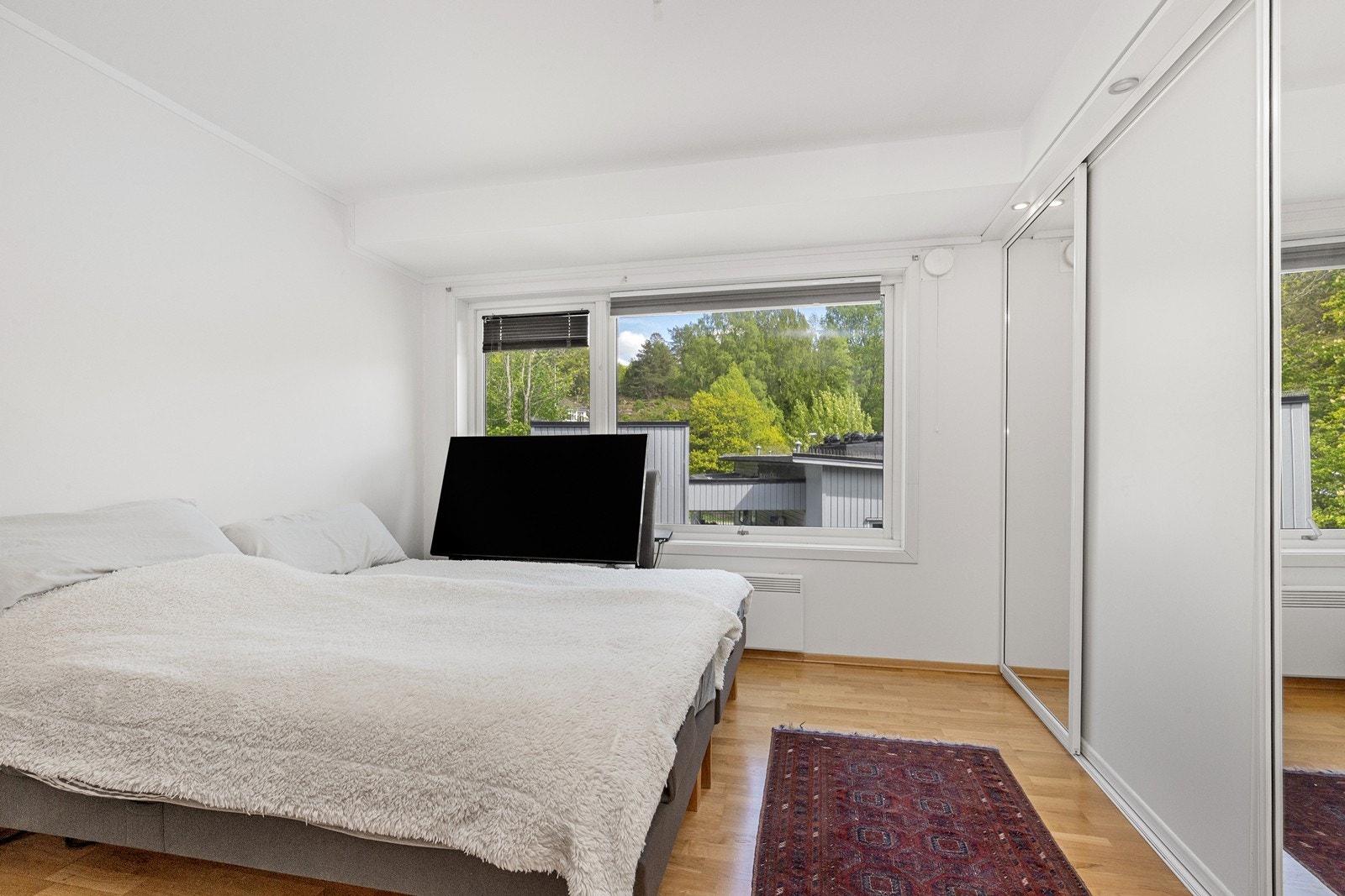 Hovedsoverommet har en romslig skyvedørsgarderobe med speilfronter og god plass til oppbevaring. Galleribilde