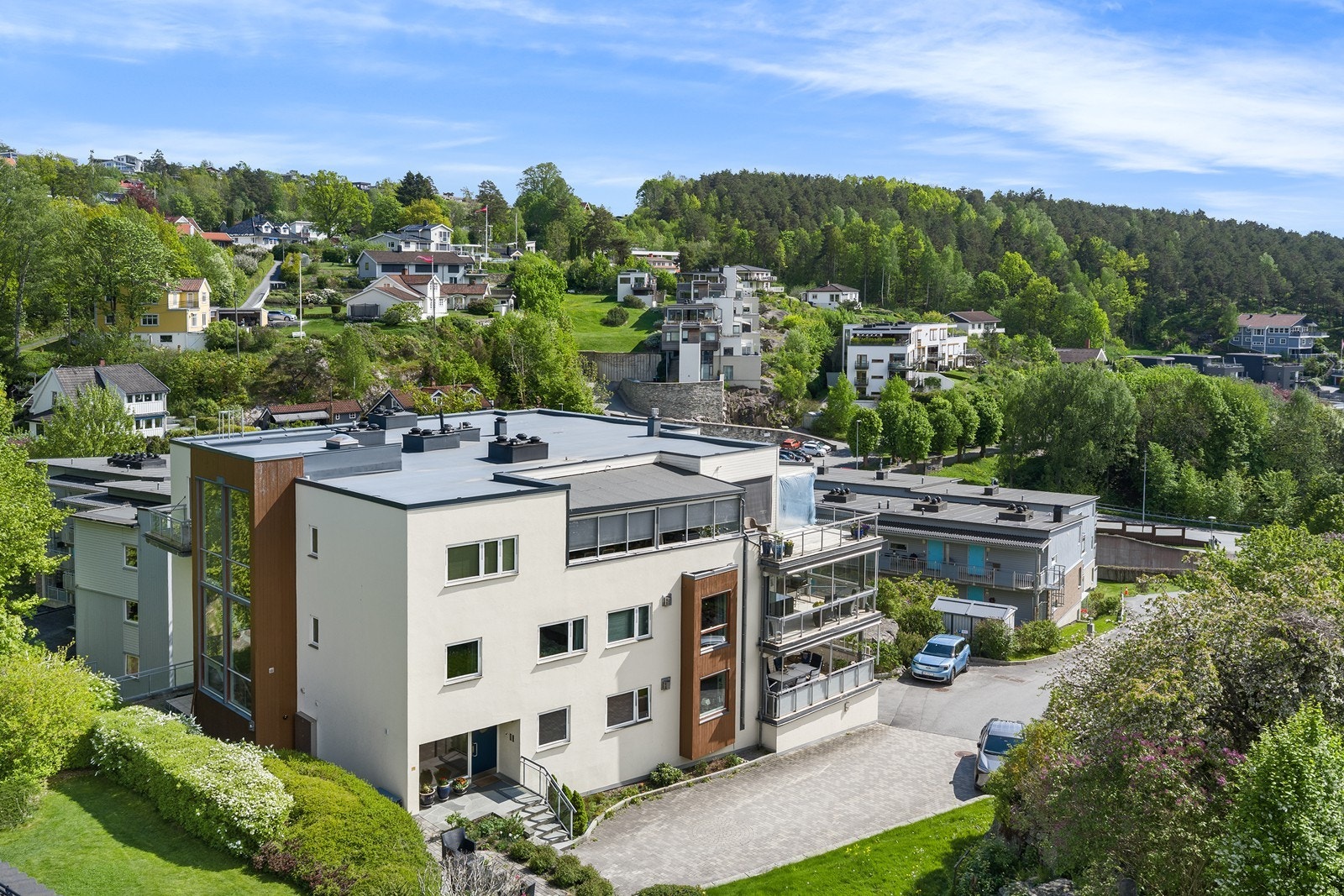 Eiendommen har en sentral og tilbaketrukket beliggenhet i Drøbak sentrum. Galleribilde