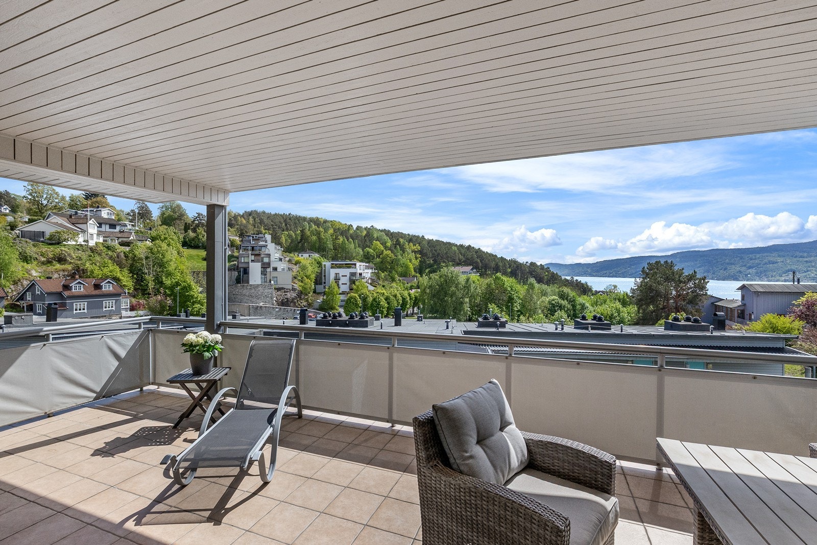 Fra stuen er det utgang til en sydøstvendt og overbygget terrasse på rundt 30 m² med utsikt mot fjorden. Galleribilde