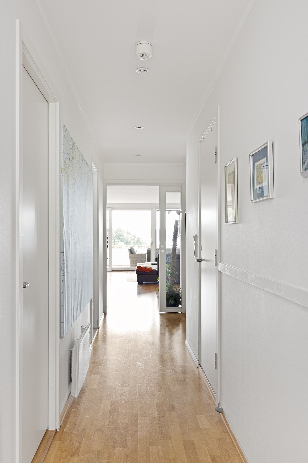 Entréen har downlights i himling og en praktisk skyvedør som skiller gangen fra stuen. Galleribilde