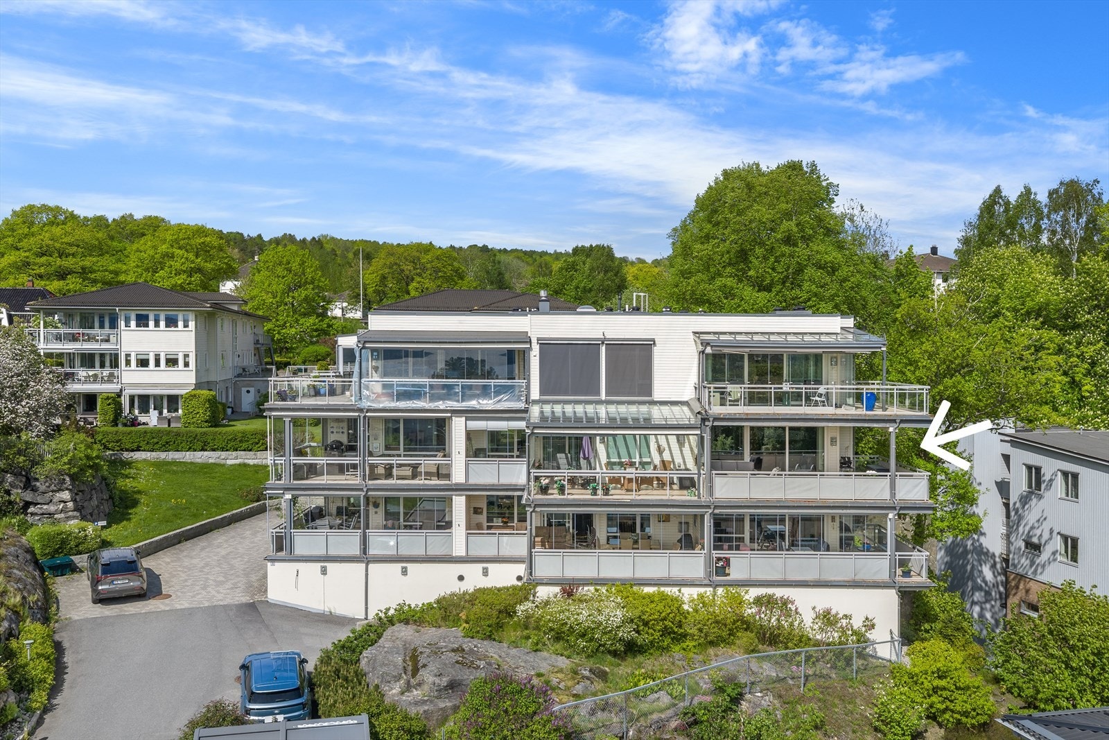 Bygget er fra 2007 og har heis. Fasaden er en kombinasjon av pussede flater og trepanel. Galleribilde