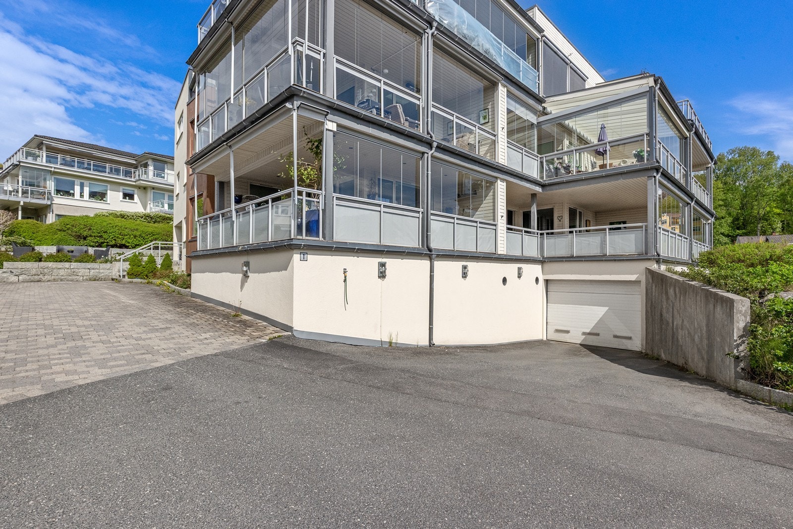 Direkte innkjøring til felles garasjeanlegg fra gårdsplassen. Galleribilde