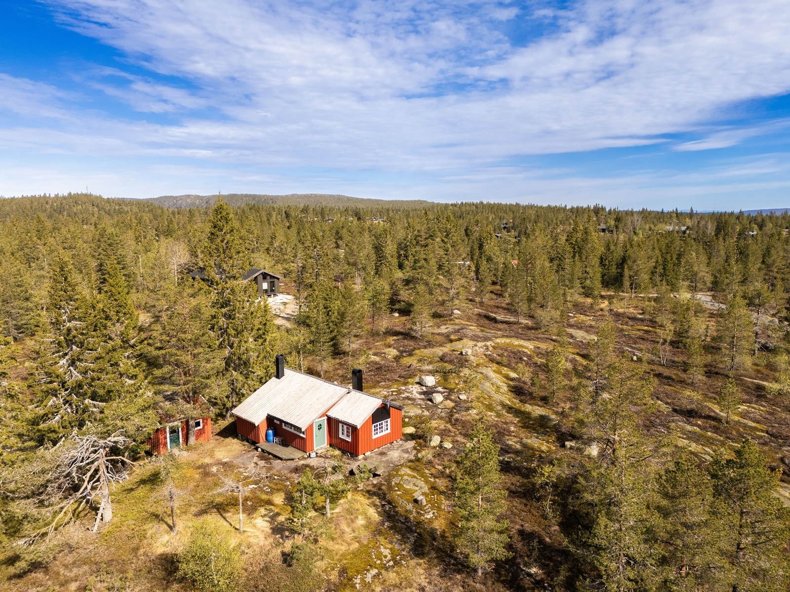 Eiendommen ligger i et rolig og spredtbygd hytteområde, 594 meter over havet. Galleribilde