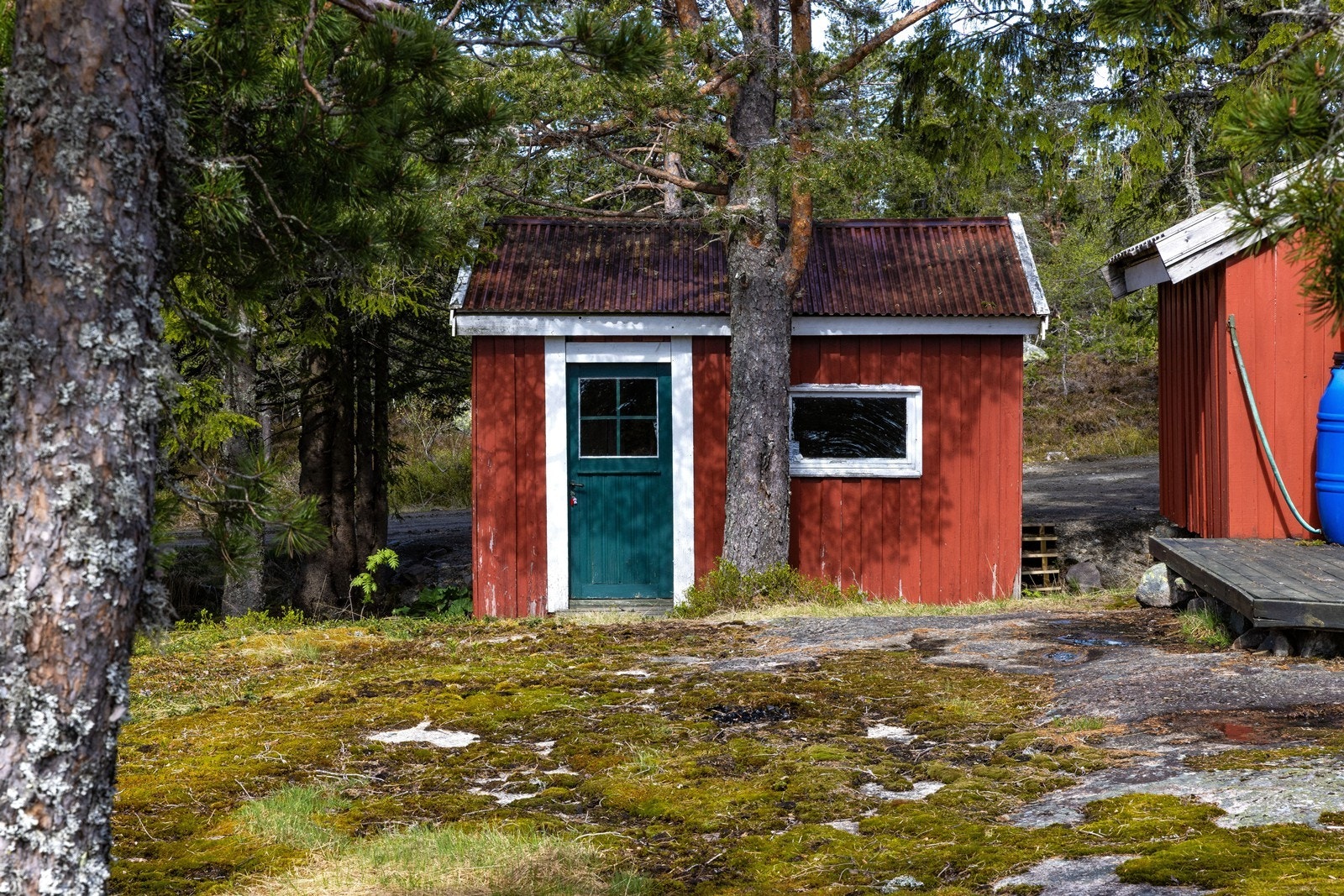 Den frittstående boden er oppført i tre med tak av stålplater. Galleribilde
