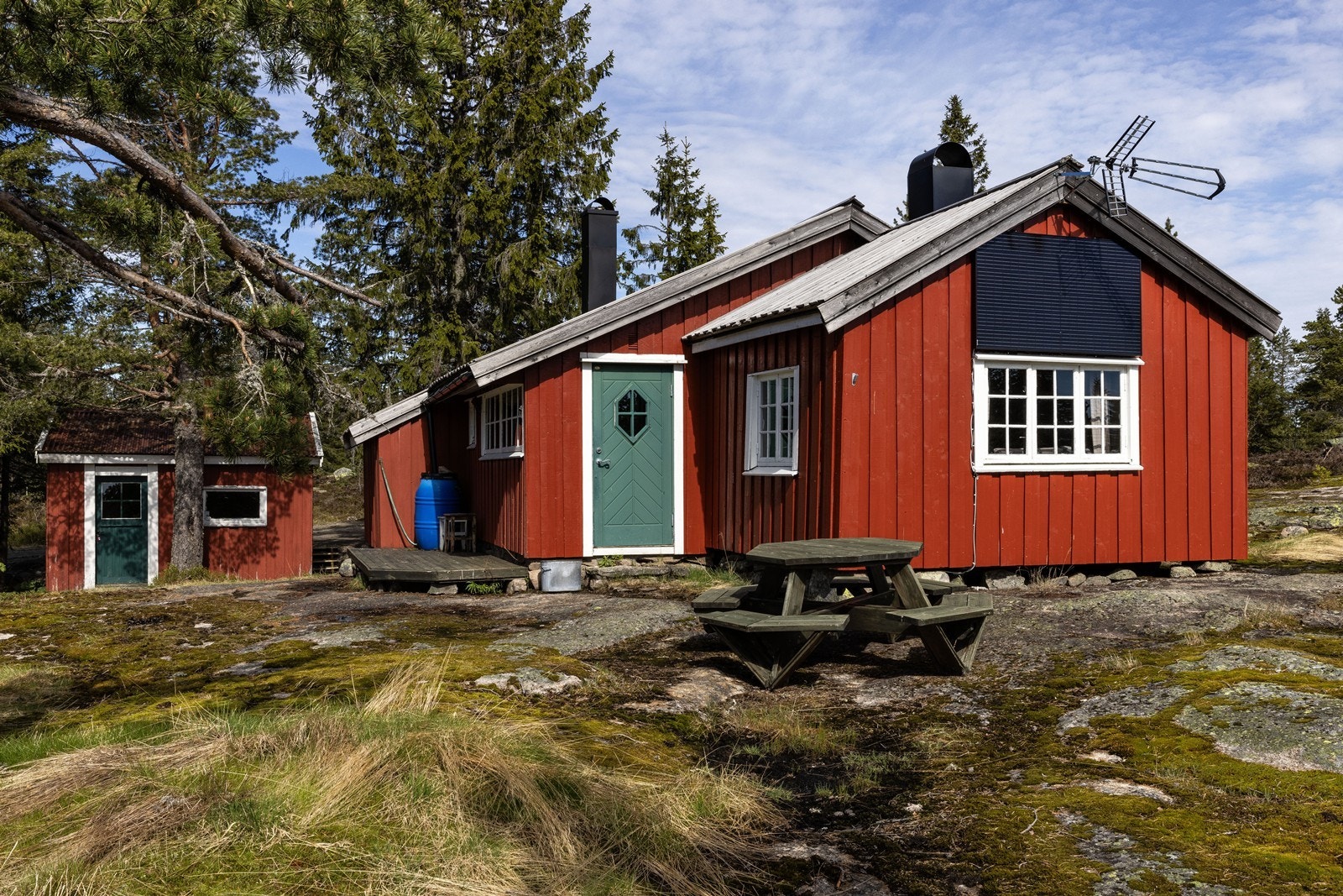 Hytta er fundamentert på fjell og naturstein, solid plassert i terrenget. Galleribilde