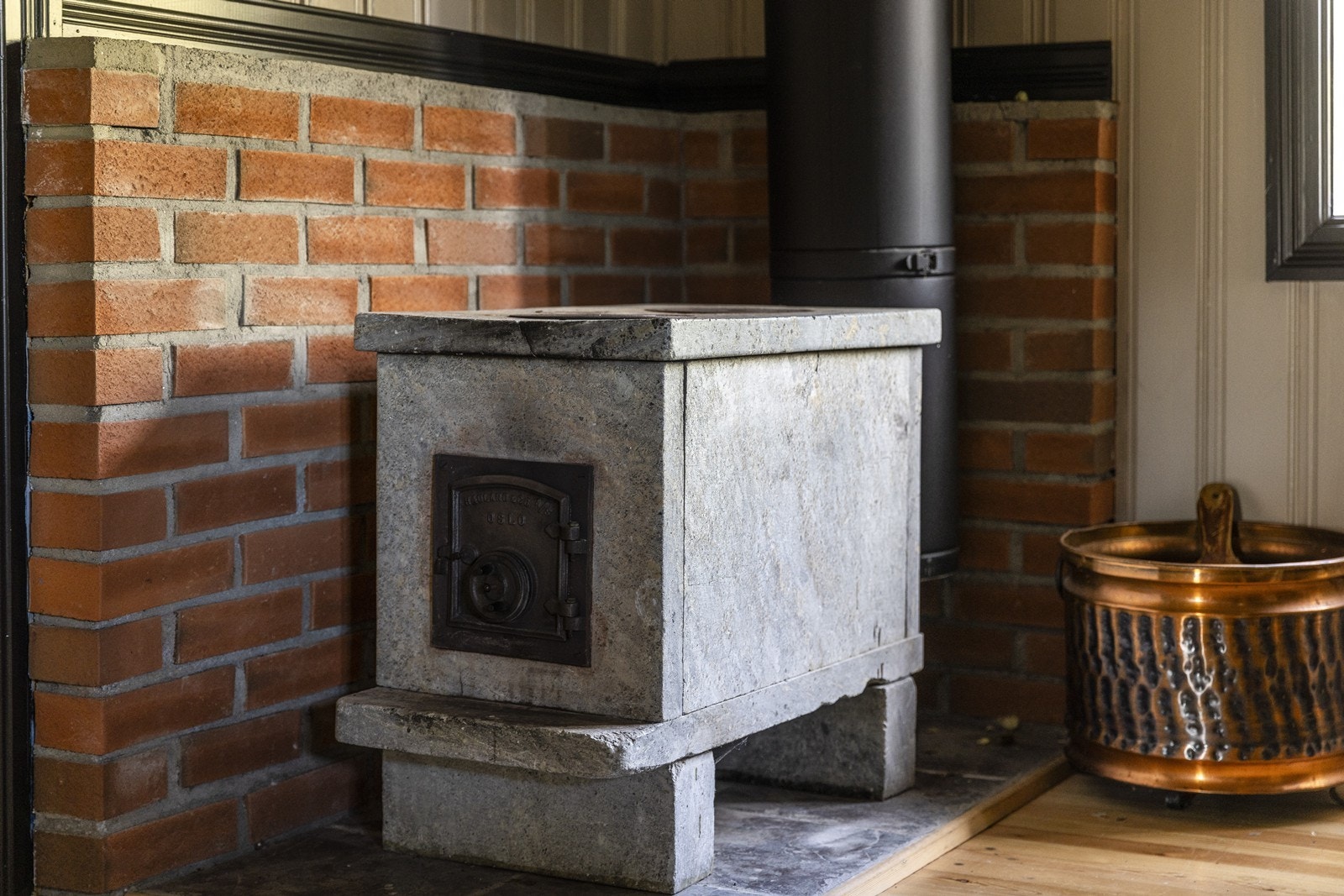 Detalj fra vedovnen i spisestuen, som gir jevn og god varme. Galleribilde