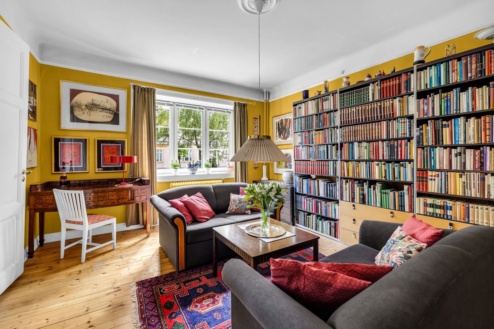 Dette er et sosialt og hyggelig rom med masse potensiale og plass til å invitere venner og familie til hyggelige sammenkomster. Galleribilde