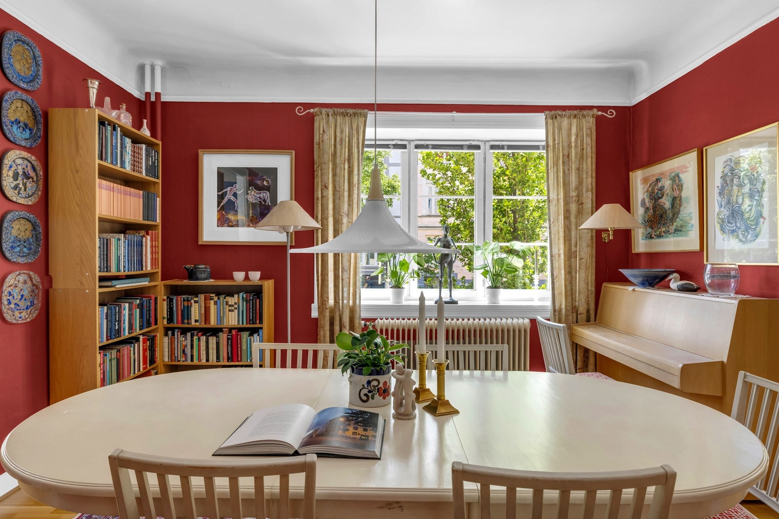 Det er store, høye vinduer med dype karmer som slipper inn rikelig med naturlig lys. Galleribilde