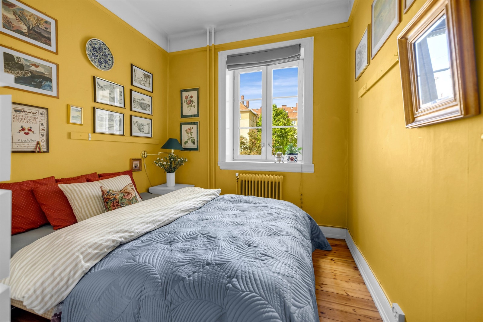 Stor vindusflate som gir rikelig med naturlig lys og ligger tilbaketrukket vendt mot rolig og frodig bakgård. Galleribilde