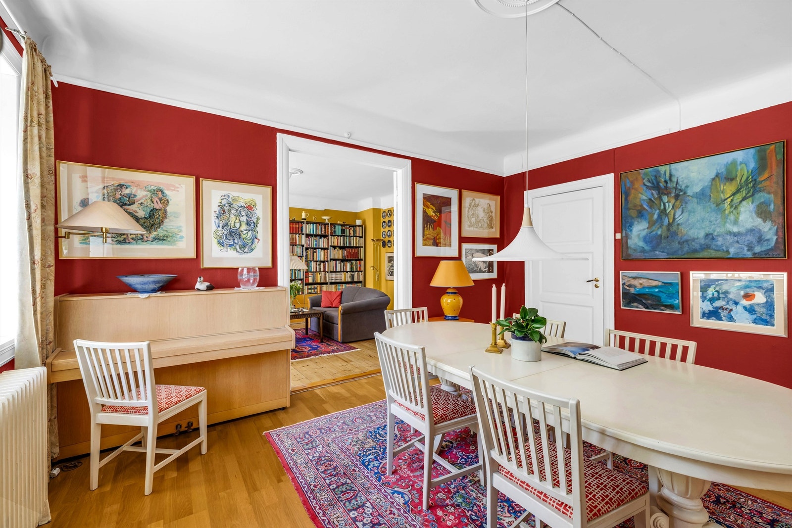 Denne stuen passer ypperlig som spisestue med plass til å innrede med en stor spisegruppe. Galleribilde