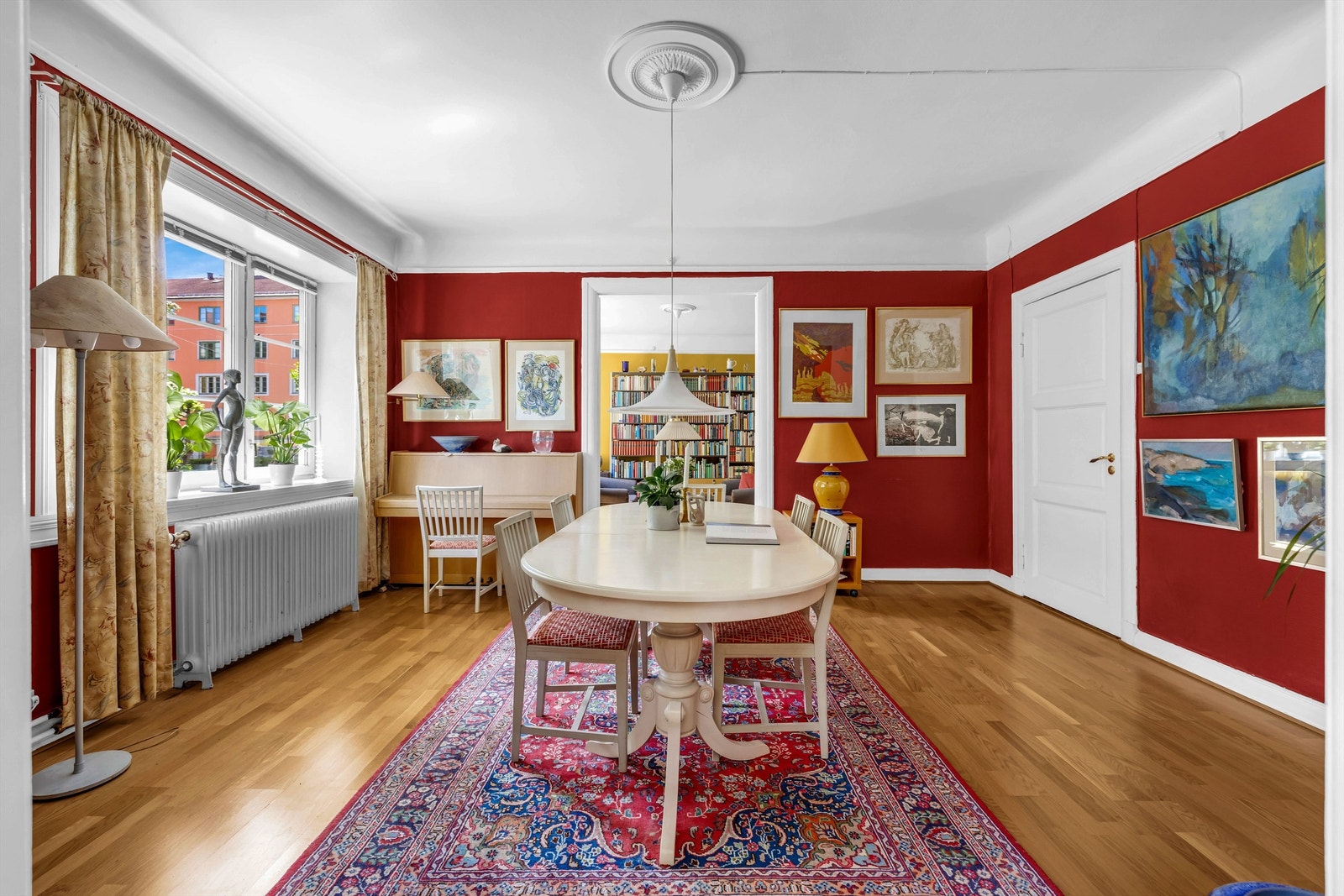 Leiligheten har den klassiske løsningen med tre stuer på rad. Galleribilde