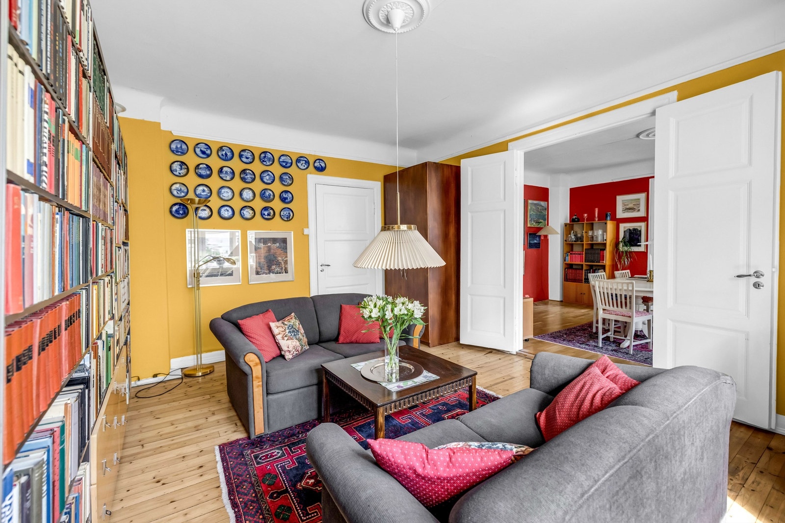Bad ligger vegg i vegg med stuen. Flere leiligheter i gården har flyttet kjøkken ut i stuen for å etablere ekstra soverom mot bakgård. Galleribilde