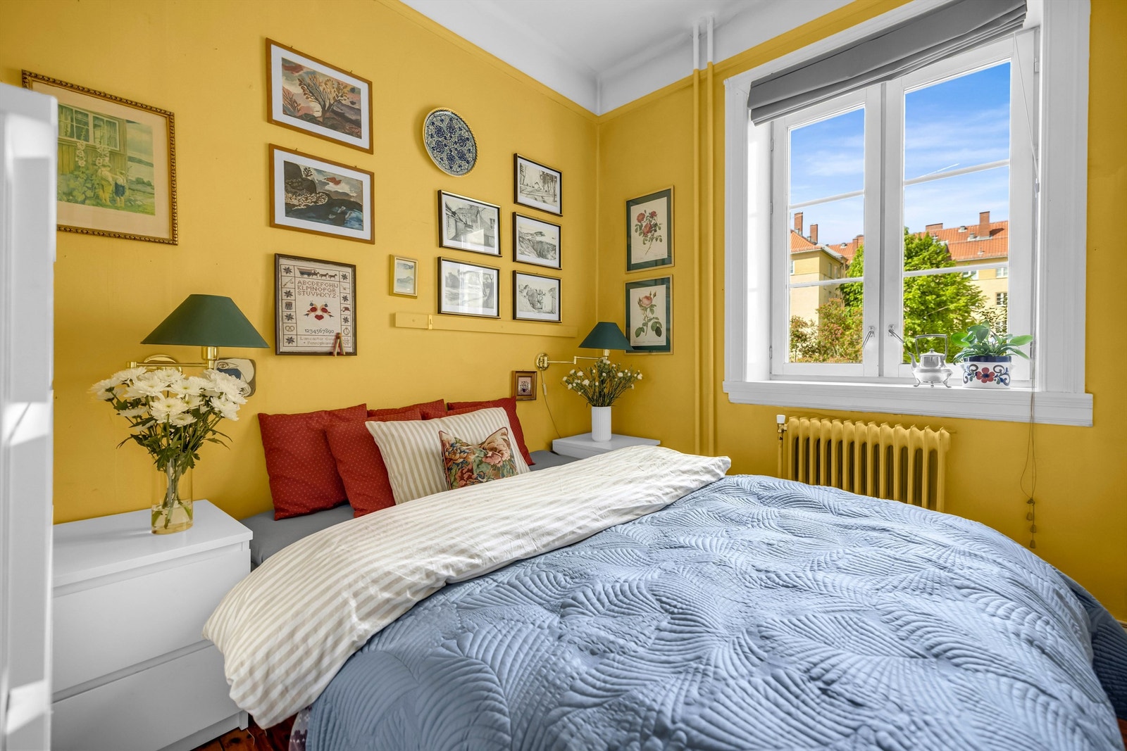 Leilighetens soverom har plass til foretrukket seng, nattbord og garderobeskap. Galleribilde