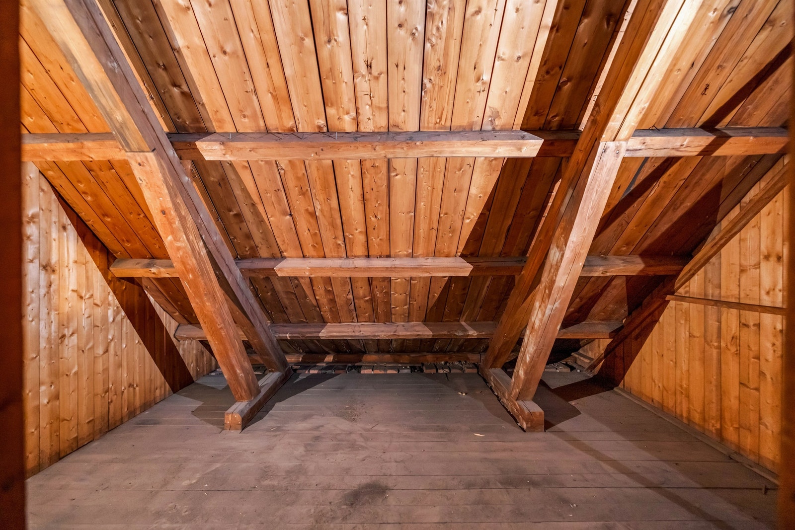 Generøs bodplass på loft (13kvm gulvareal) og i kjeller (21 kvm). Galleribilde