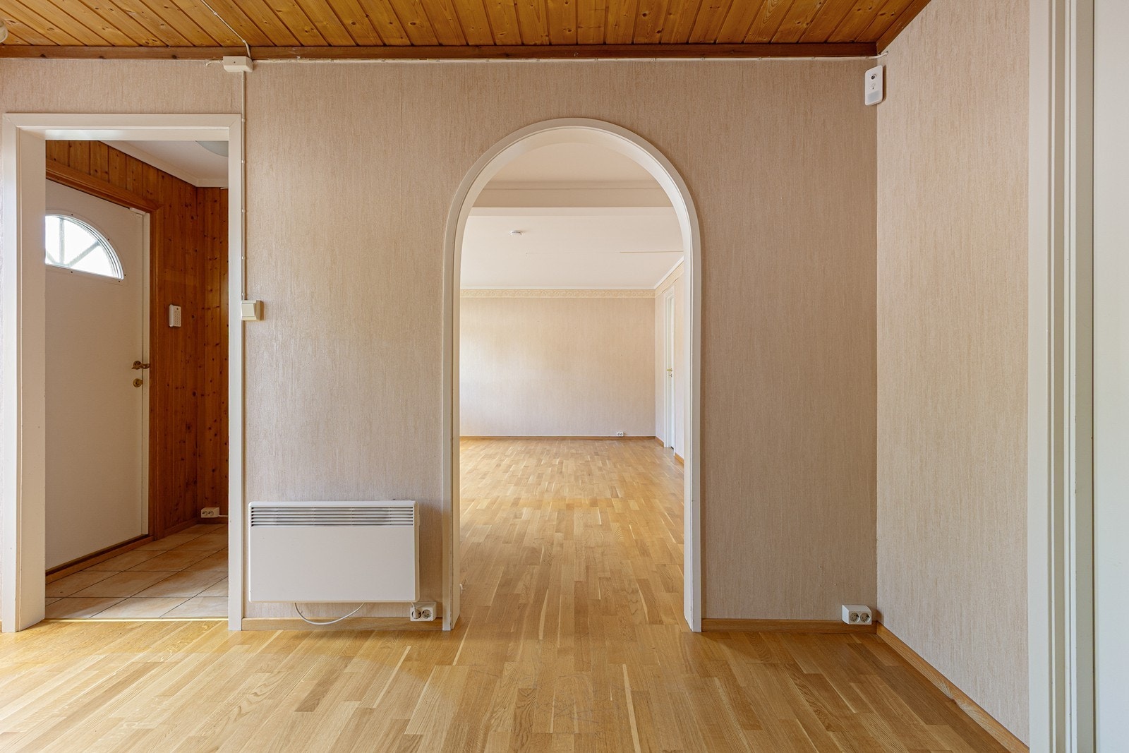 Åpen løsning gjennom bue fra hall til kjellerstuen Galleribilde