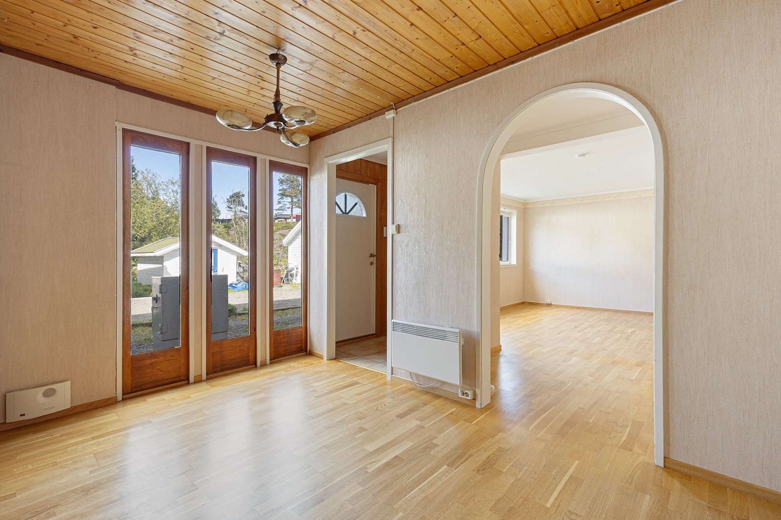 Fra hallen er det direkte tilgang til kjellerstue, vindfang og uteområde. Galleribilde