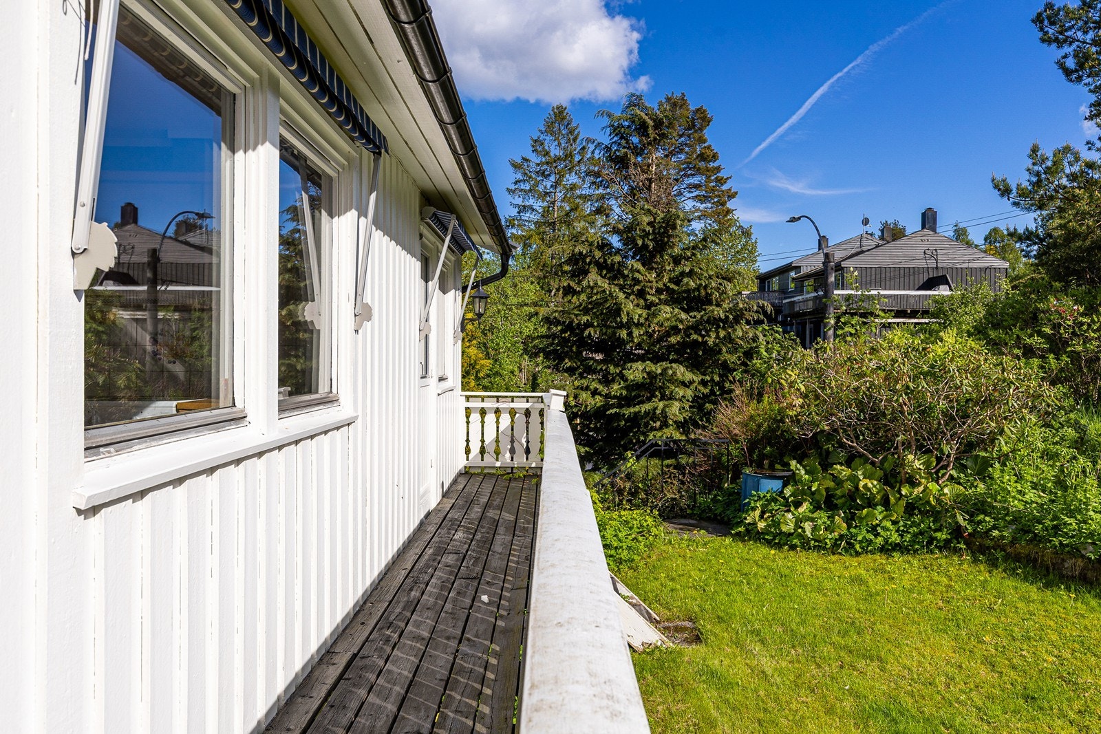Fra hovedsoverommet er det enkel tilgang til hagen via veranda med trapp Galleribilde
