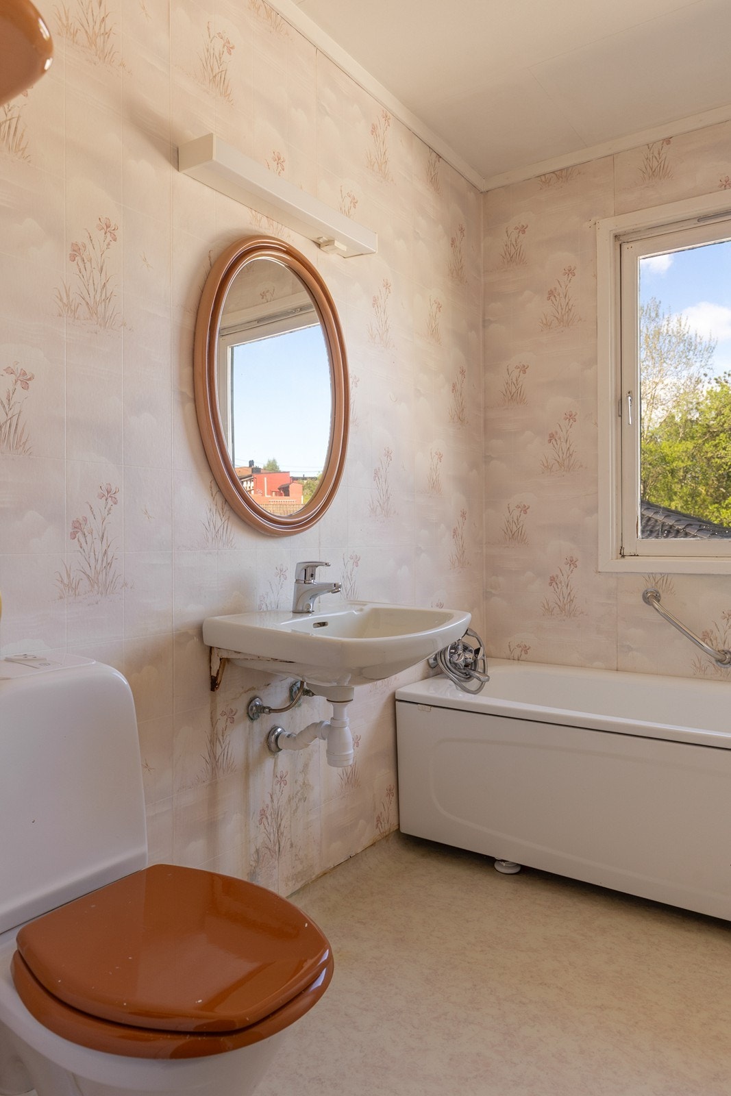 Bad i 2. etasje med badekar, servant og wc. Gulv med belegg og vegger med våtromstapet Galleribilde
