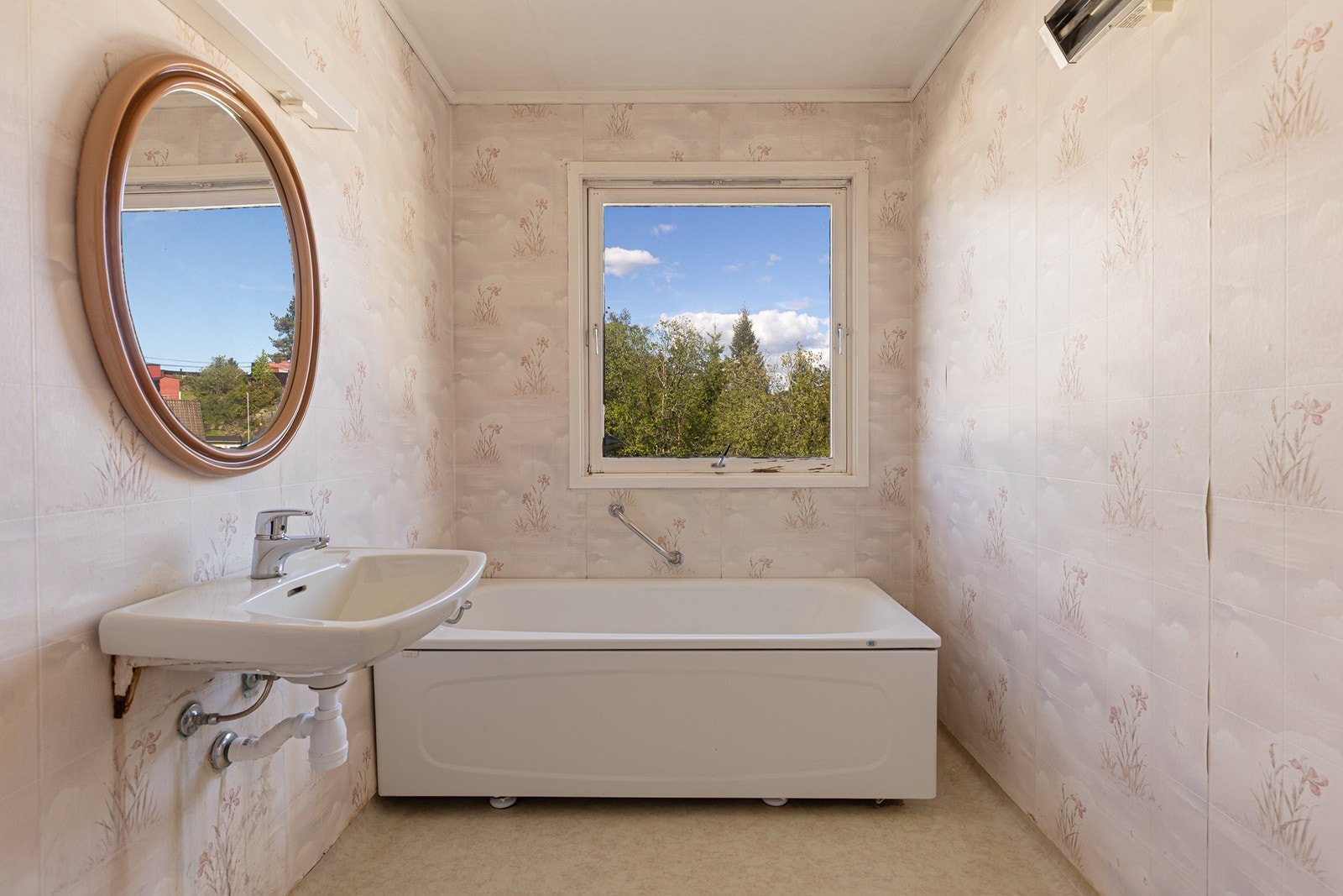 Badet i hovedetasje har belegg på gulv, våtromstapet på vegger, samt utstyr som vask, toalett og badekar. Galleribilde