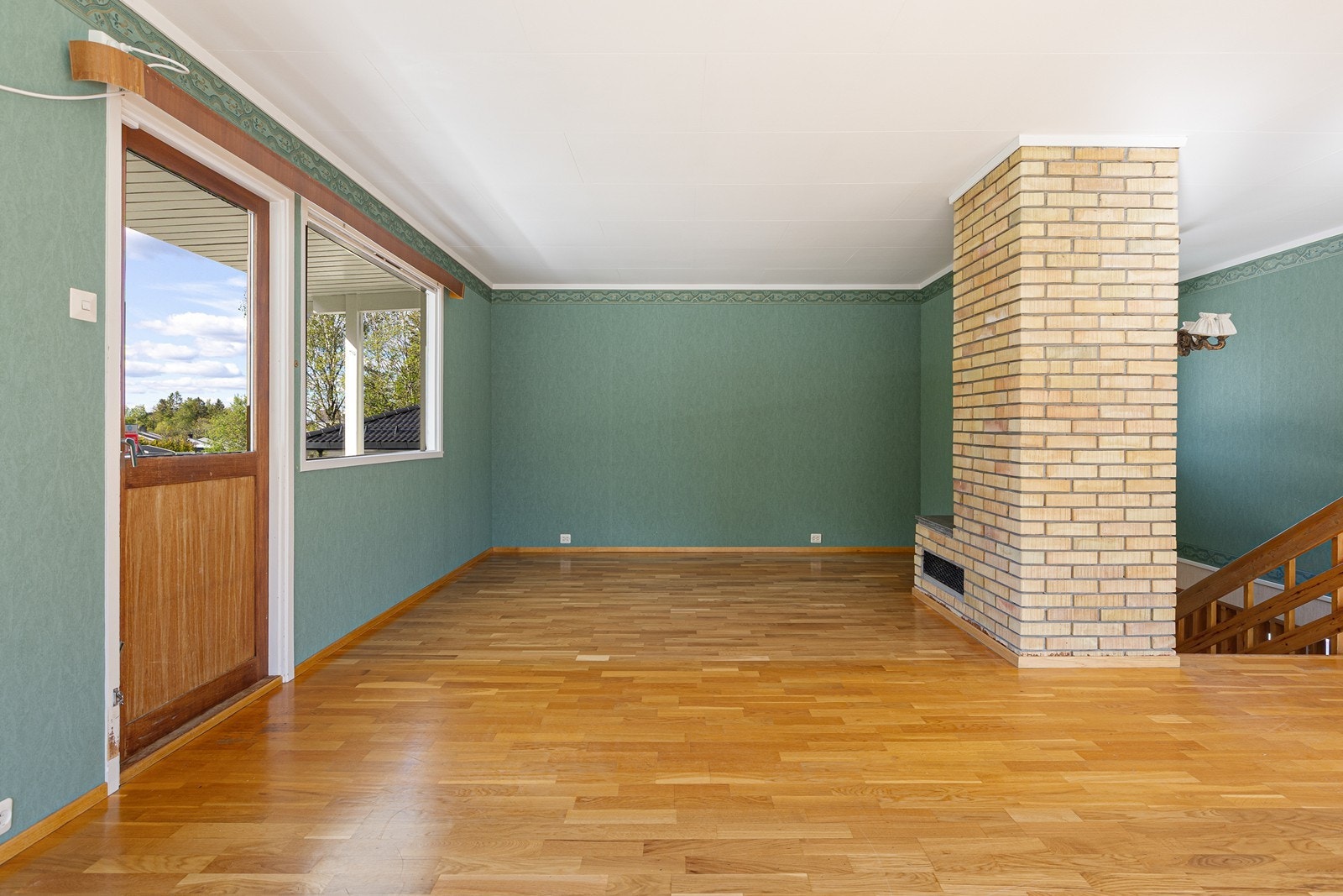 Fra stuen er det utgang til overbygget veranda med kveldssol Galleribilde