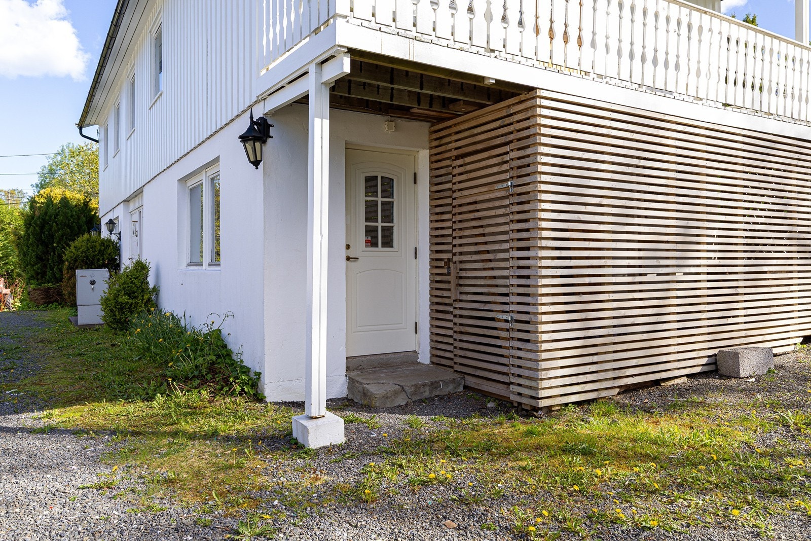 Under veranda er det inngang til kjellerrom, samt praktisk lagringsplass for utstyr. Galleribilde