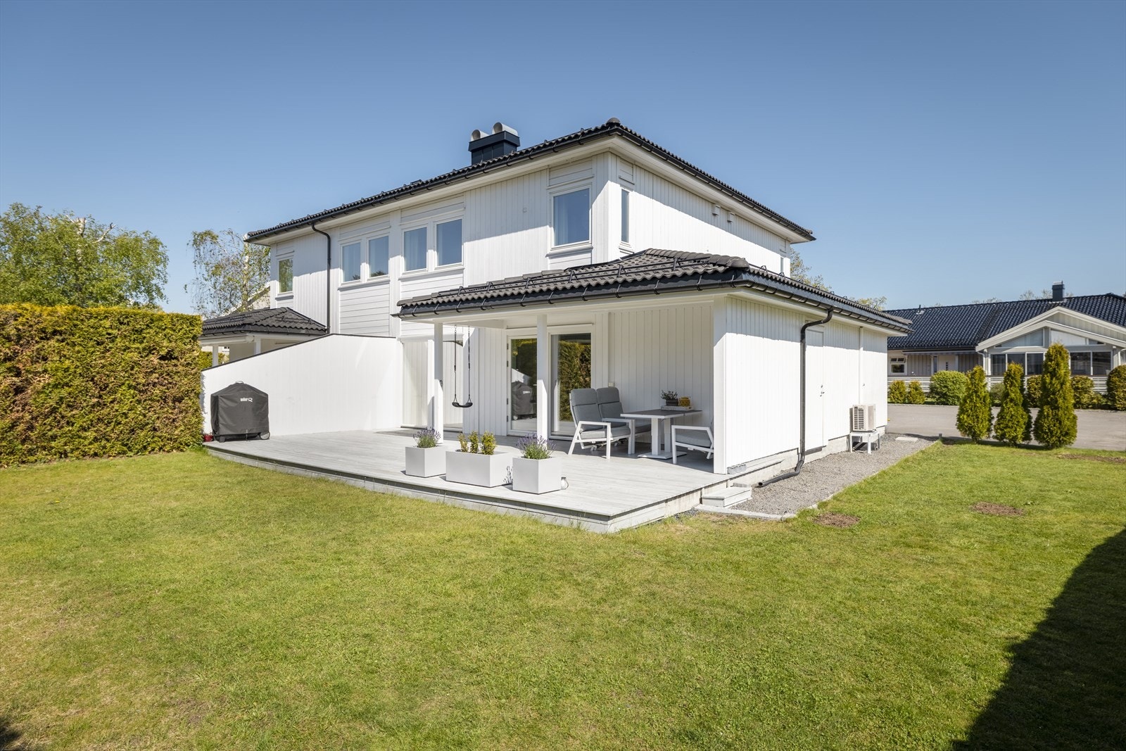 Stor terrasse på ca. 43,5 m² med god plass til utemøbler og grill. Galleribilde