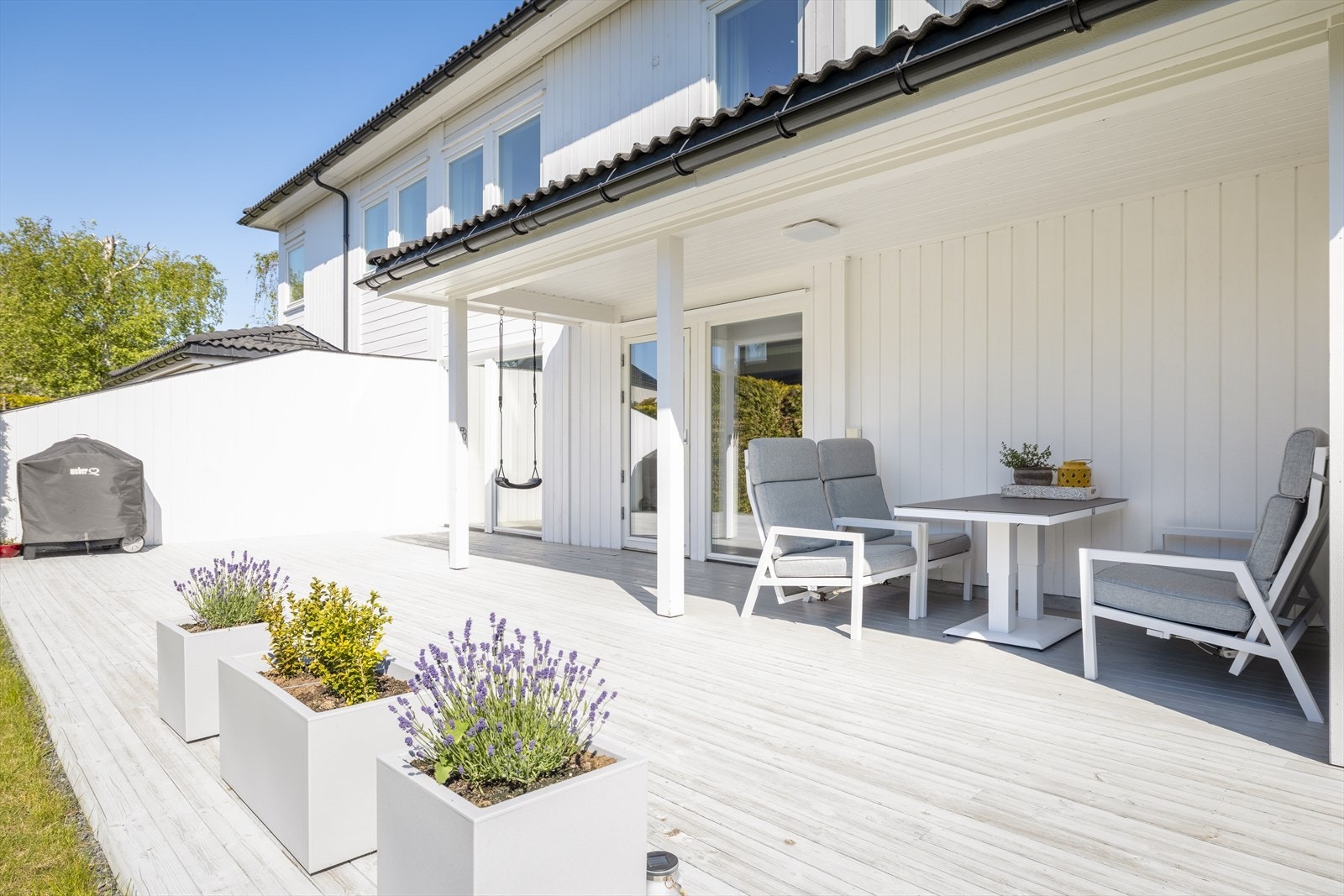Ytterveggene er kledd med stående og liggende bordkledning, og taket har betongtakstein. Galleribilde