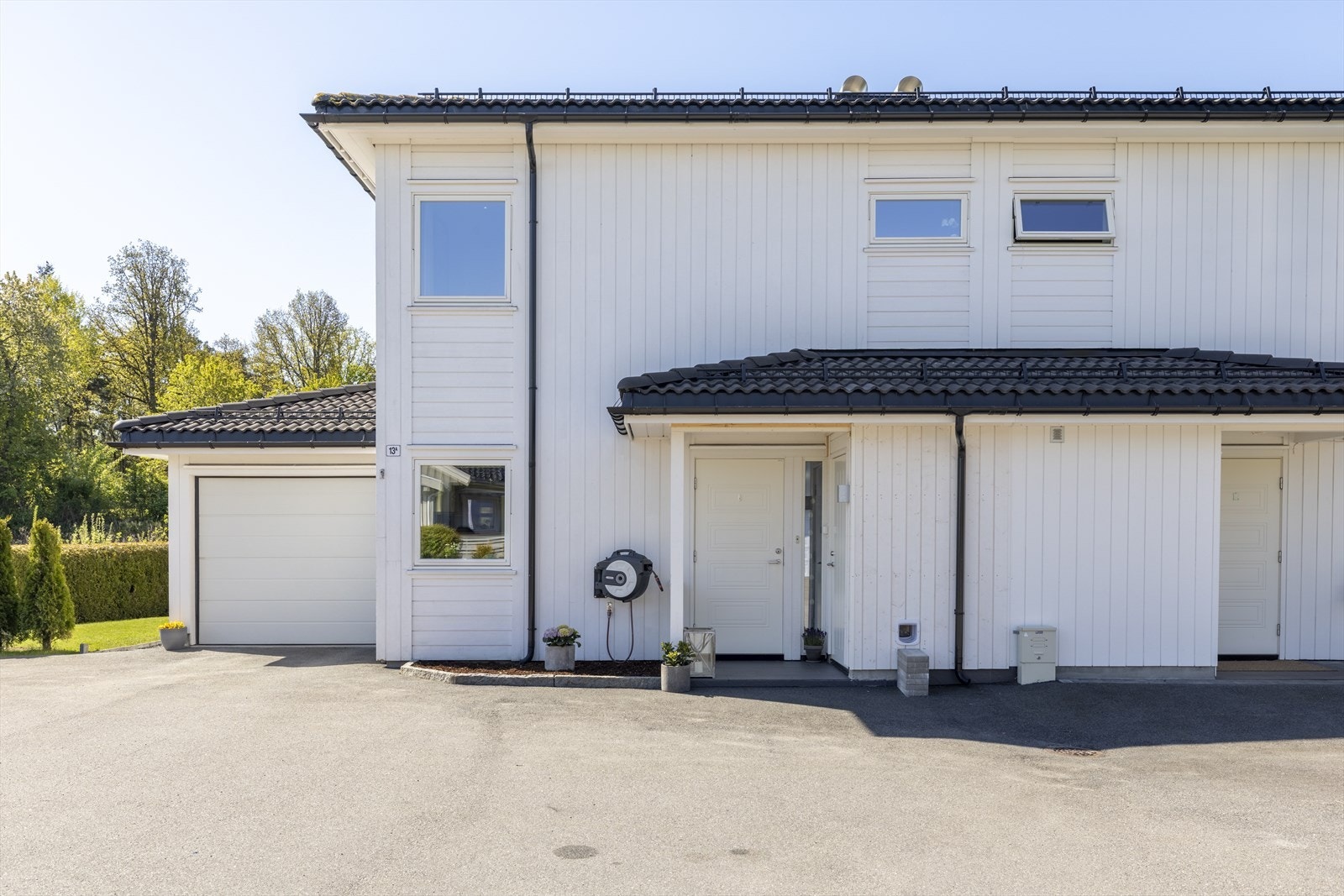 Boligen har en integrert garasje på 21 m² og en praktisk utvendig bod ved inngangspartiet. Boden er ikke omsøkt. Galleribilde
