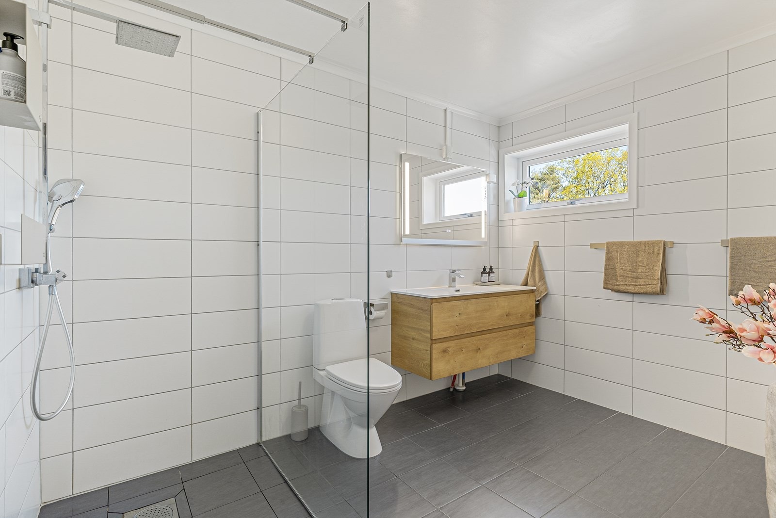 Badet i andre etasje med flis på vegger og gulv. Gulvvarme. Galleribilde