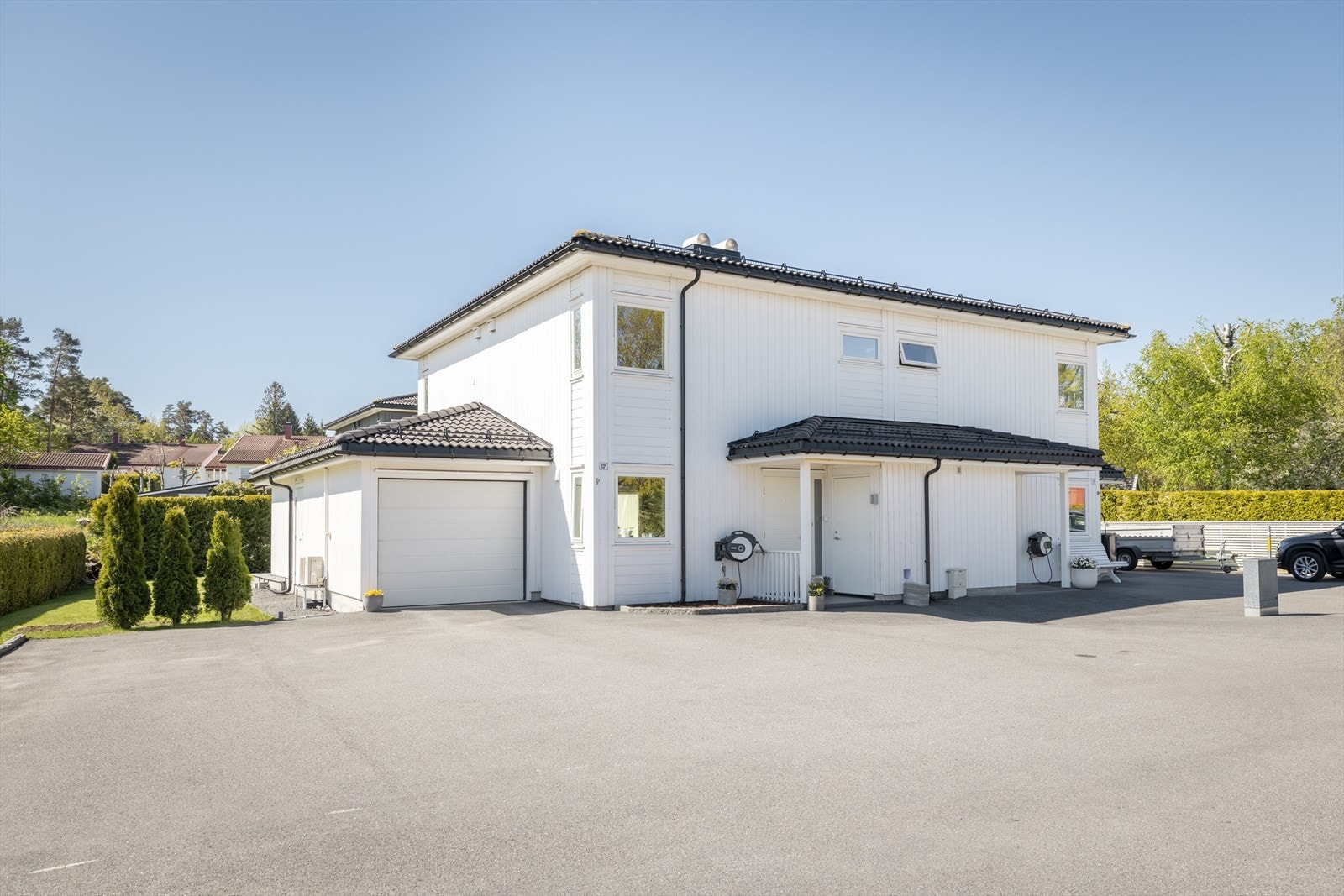 Eiendommen har en stor, asfaltert gårdsplass med rikelig parkeringsplass for flere biler. Galleribilde