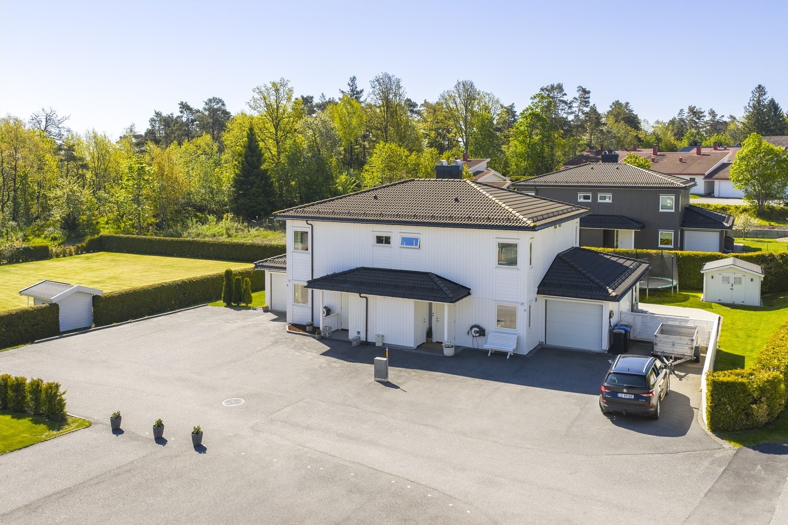 Boligen ligger i et etablert og barnevennlig nabolag. Galleribilde