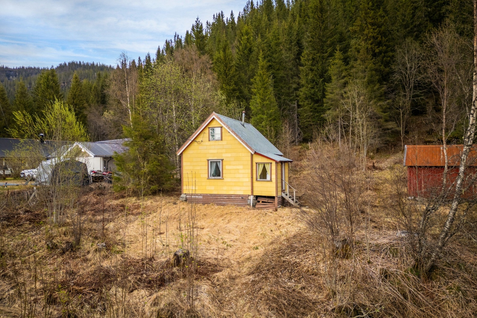 Fritidsboligen ligger med kort avstand til fine tur- og reaksjonsmuligheter både i fjell og ved sjø. Galleribilde