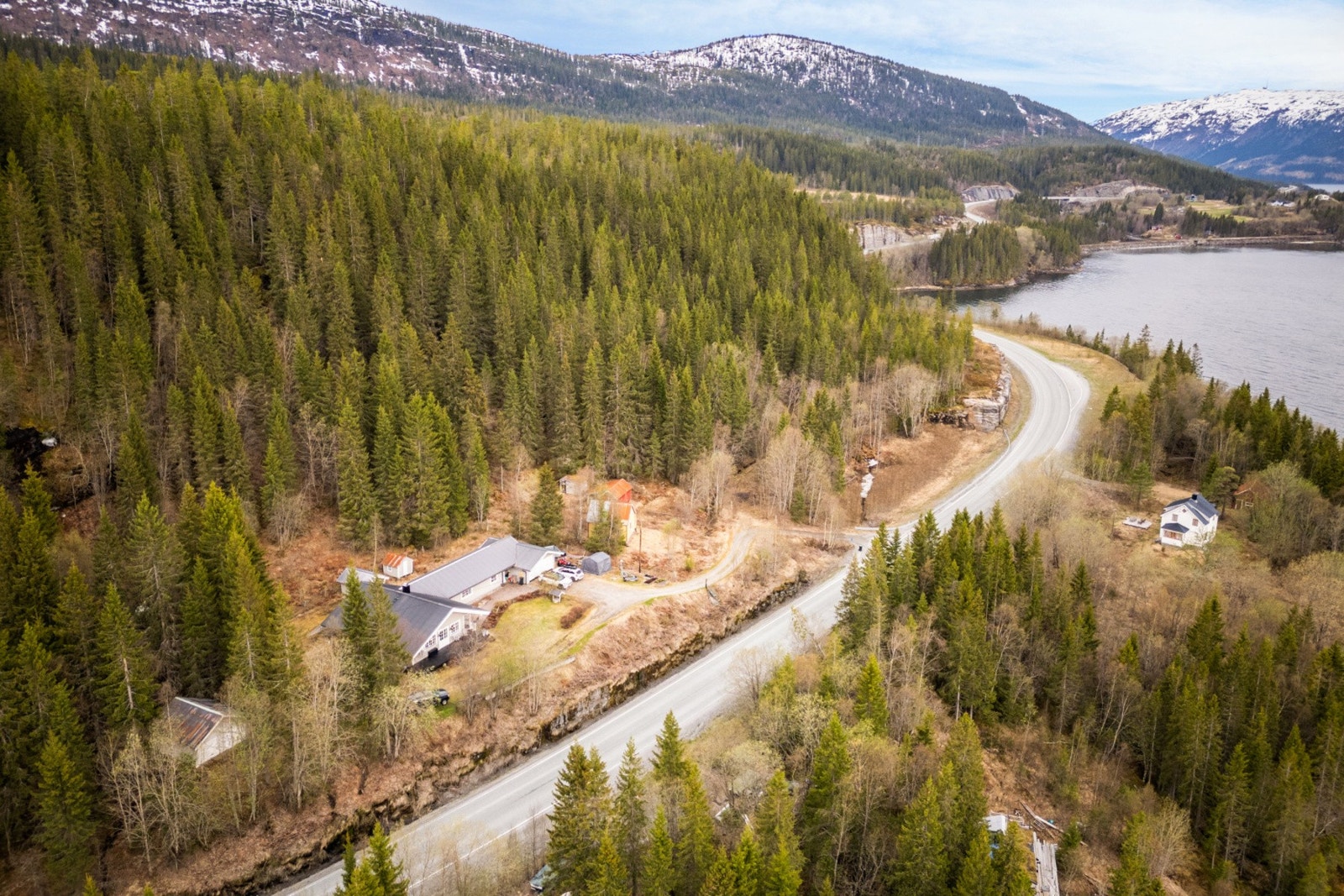 Fritidsboligen ligger like ved E6, og har bilvei helt frem til eiendommen. Fritidsboligen ligger med kort avstand til fine tur- og reaksjonsmuligheter både i fjell og ved sjø. Galleribilde