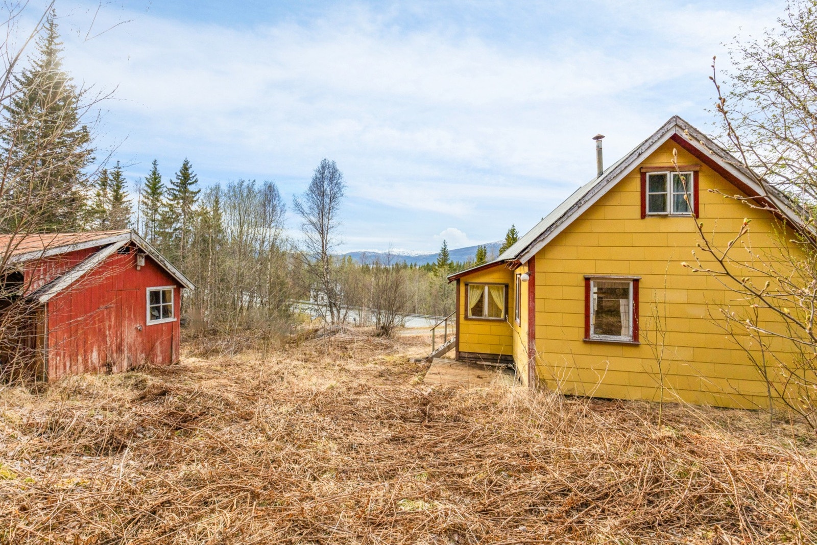 Fritidsboligen ligger like ved E6, og har bilvei helt frem til eiendommen. Galleribilde