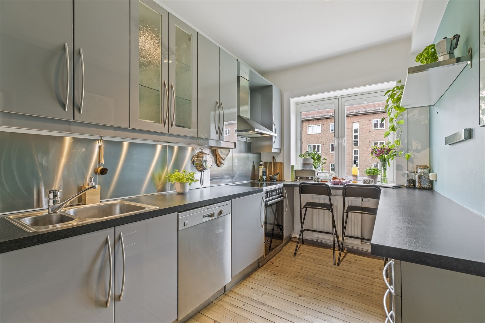 Kjøkkenet fremstår som moderne og stilrent med høyglansfolierte fronter som gir rommet et elegant uttrykk. Galleribilde