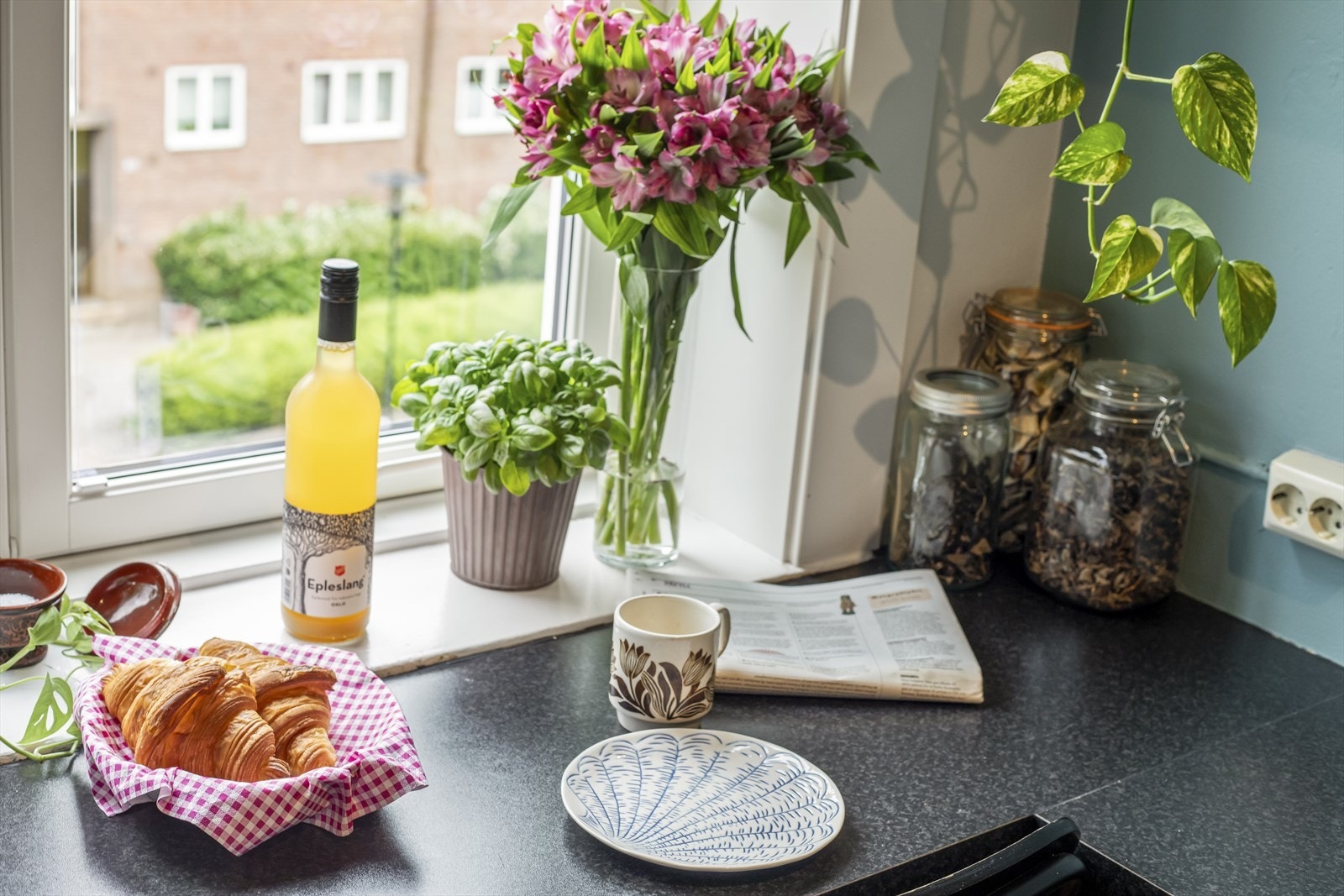 Ved vinduet er det plass til en sjarmerende sitteplass, perfekt for morgenkaffen eller et rolig øyeblikk i løpet av dagen. Galleribilde