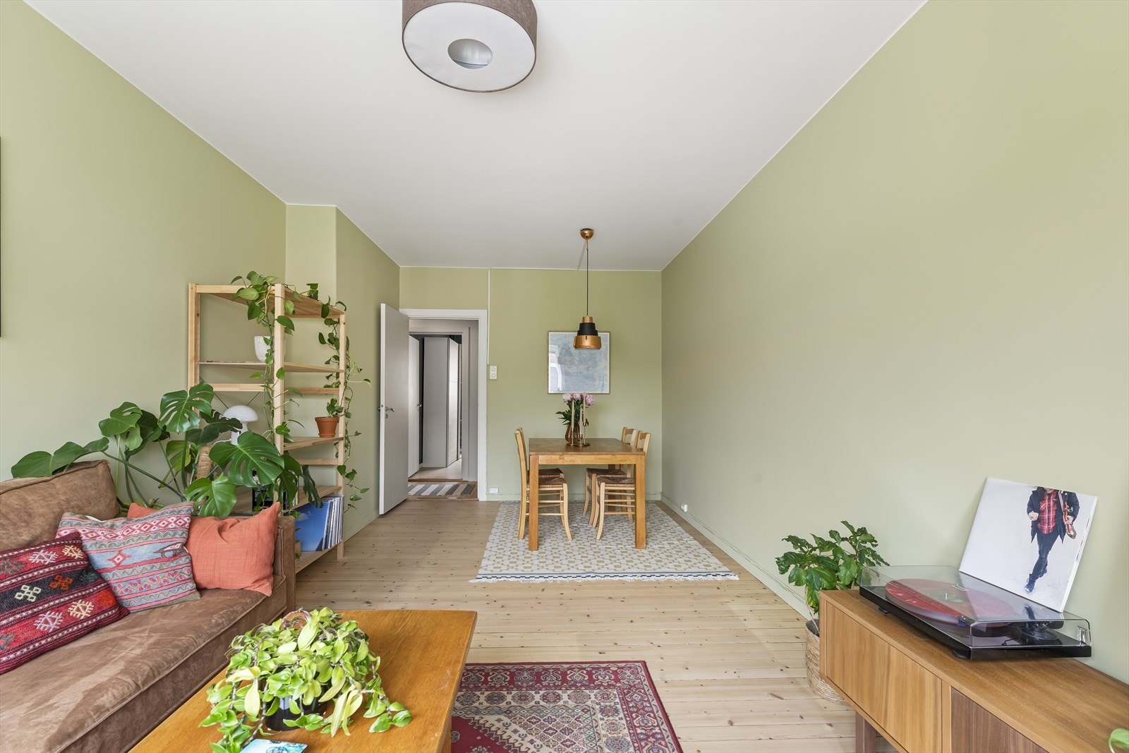 Dette er et rom som inviterer til lange, rolige morgener, gode samtaler og hyggelige kvelder. Galleribilde