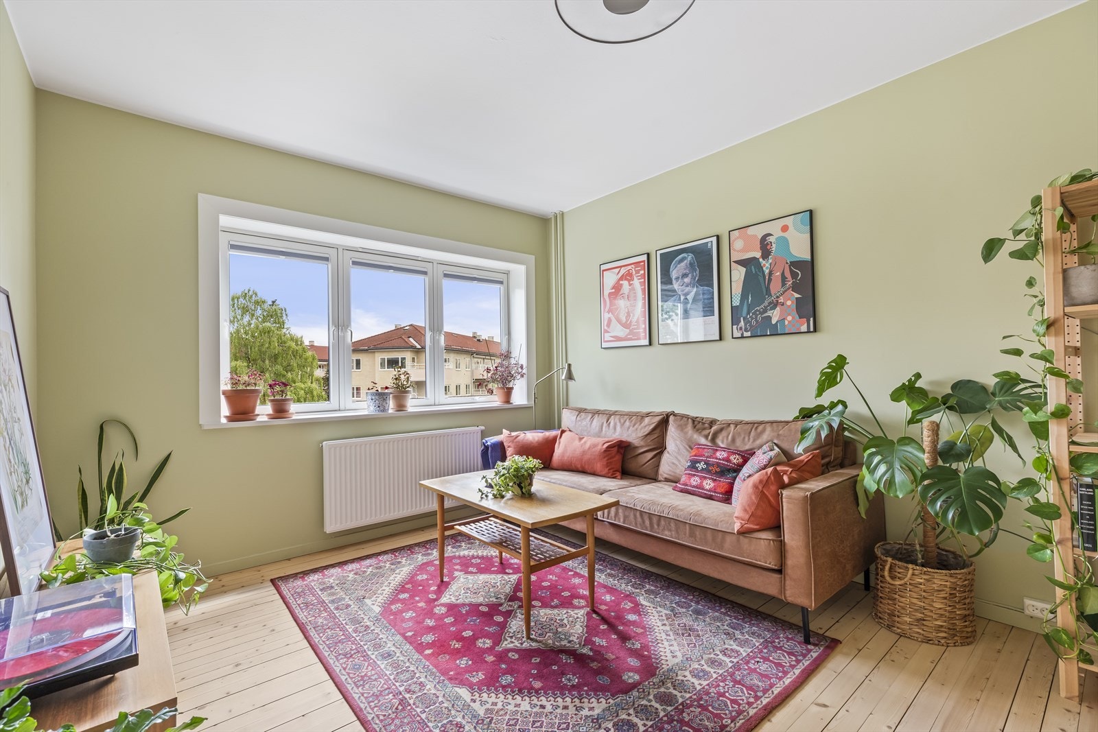 Den fine balansen mellom myke fargetoner og lyse gulv gir rommet et harmonisk og tidløst preg. Galleribilde