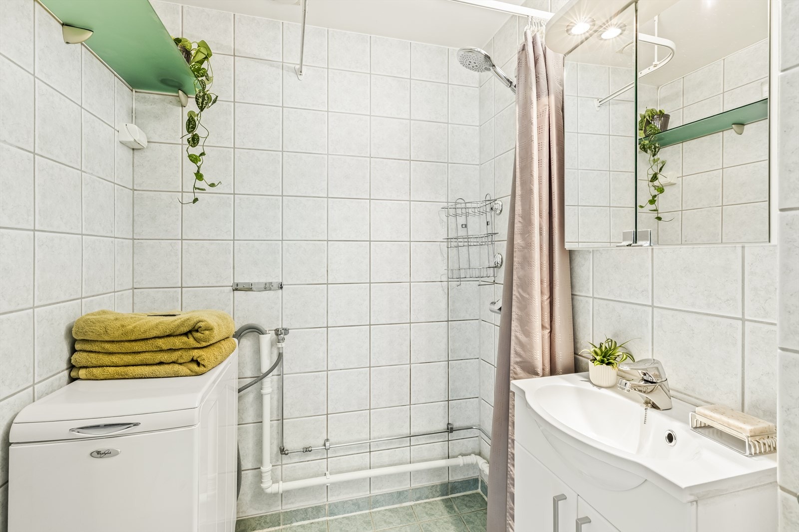 Badet er helfliset og fremstår som praktisk og lettstelt, med et tidløst uttrykk som holder seg godt over tid. Galleribilde