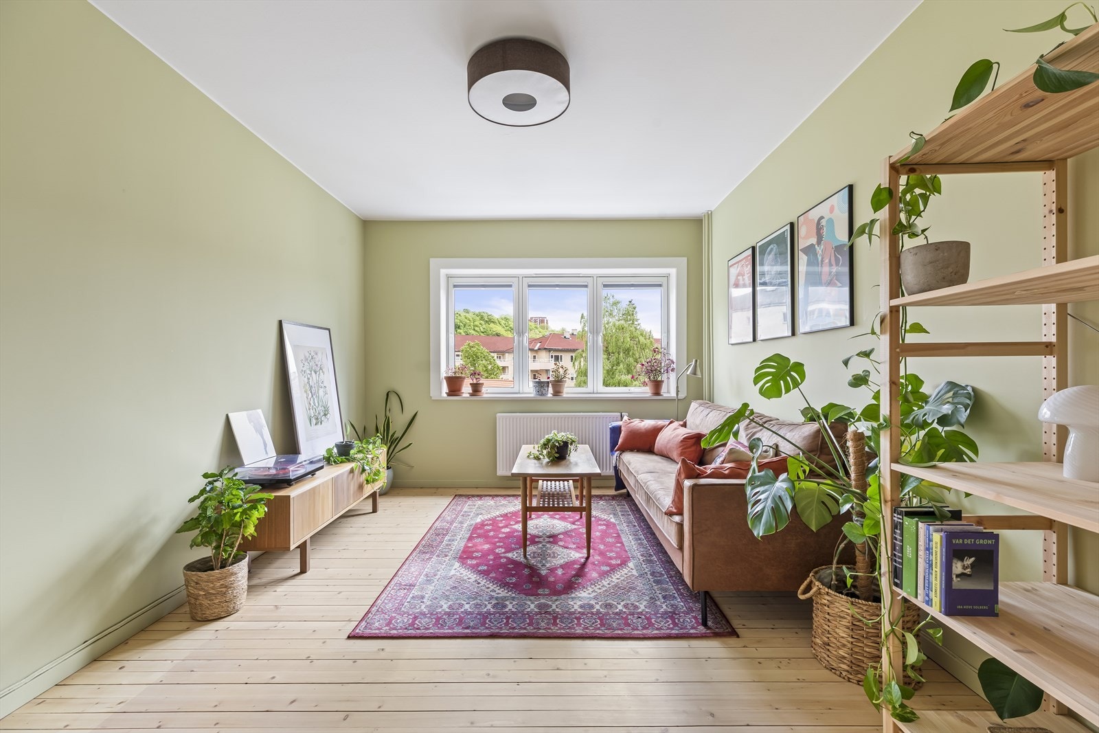 De store vinduene slipper inn rikelig med naturlig lys som følger rommet gjennom dagen og skaper en lun og behagelig atmosfære. Galleribilde