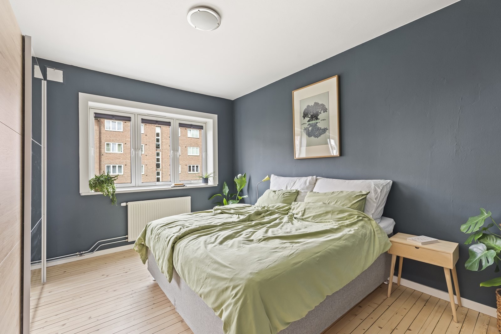 Soverommet fremstår som et rolig og behagelig tilfluktssted, med en lun atmosfære som innbyr til gode netter og rolige morgener. Galleribilde