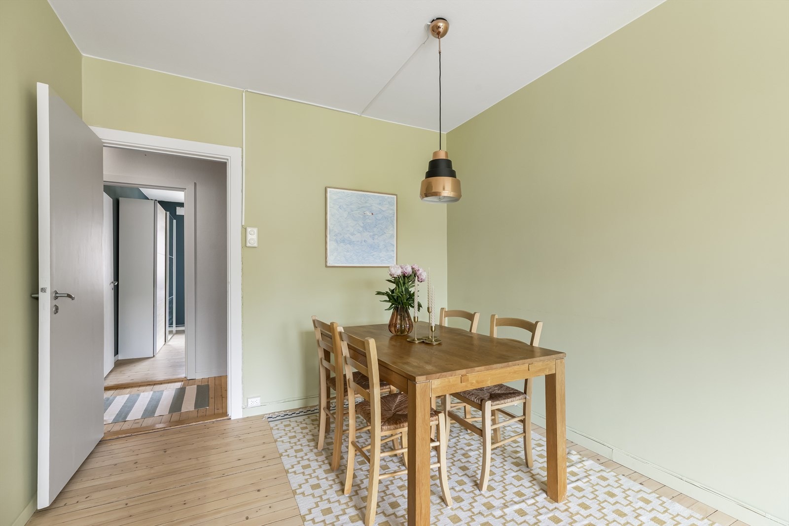 Stuens størrelse bidrar til gode møbleringsmuligheter. Her er det også plass til et stort spisebord for å ha gjester på middagsbesøk. Galleribilde