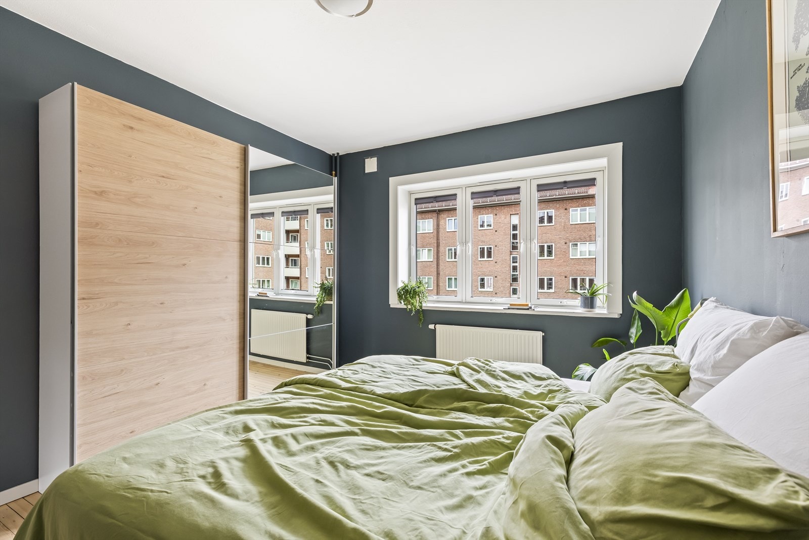 Skyvedørsgarderobe gir praktisk oppbevaring og bidrar til et ryddig og harmonisk uttrykk. Galleribilde