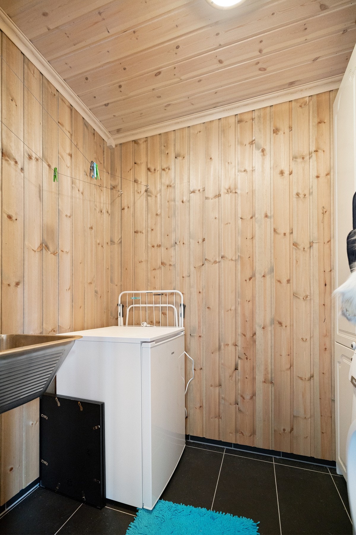 Hytta har tre separate tekniske rom/boder med gode oppbevaringsmuligheter og praktiske løsninger for lagring. Bod 1. Galleribilde