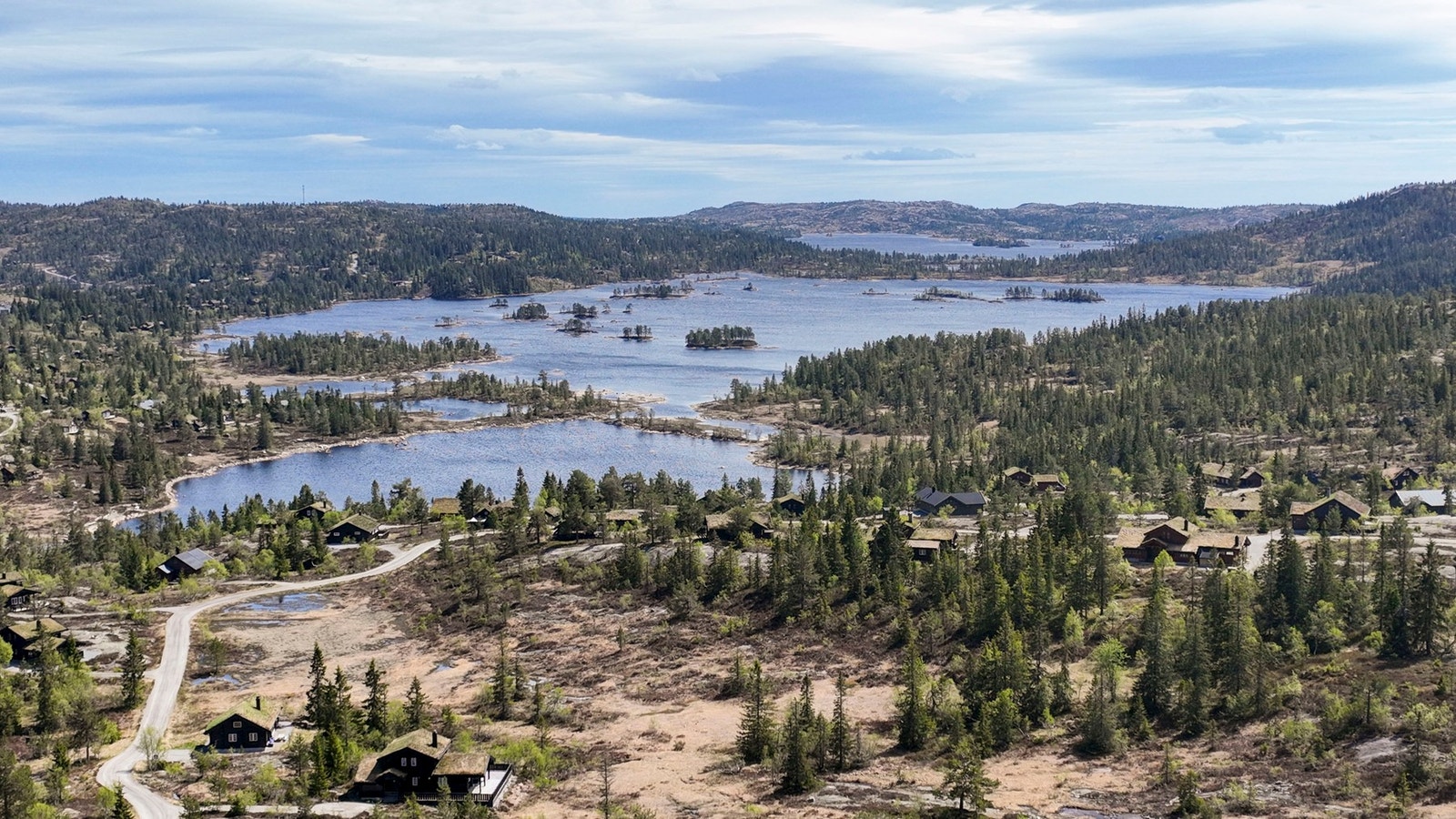 Området byr på fantastiske tur- og rekreasjonsmuligheter sommer som vinter, enten du foretrekker rolige rusleturer, toppturer, sykkelturer eller lange dager på ski. Galleribilde