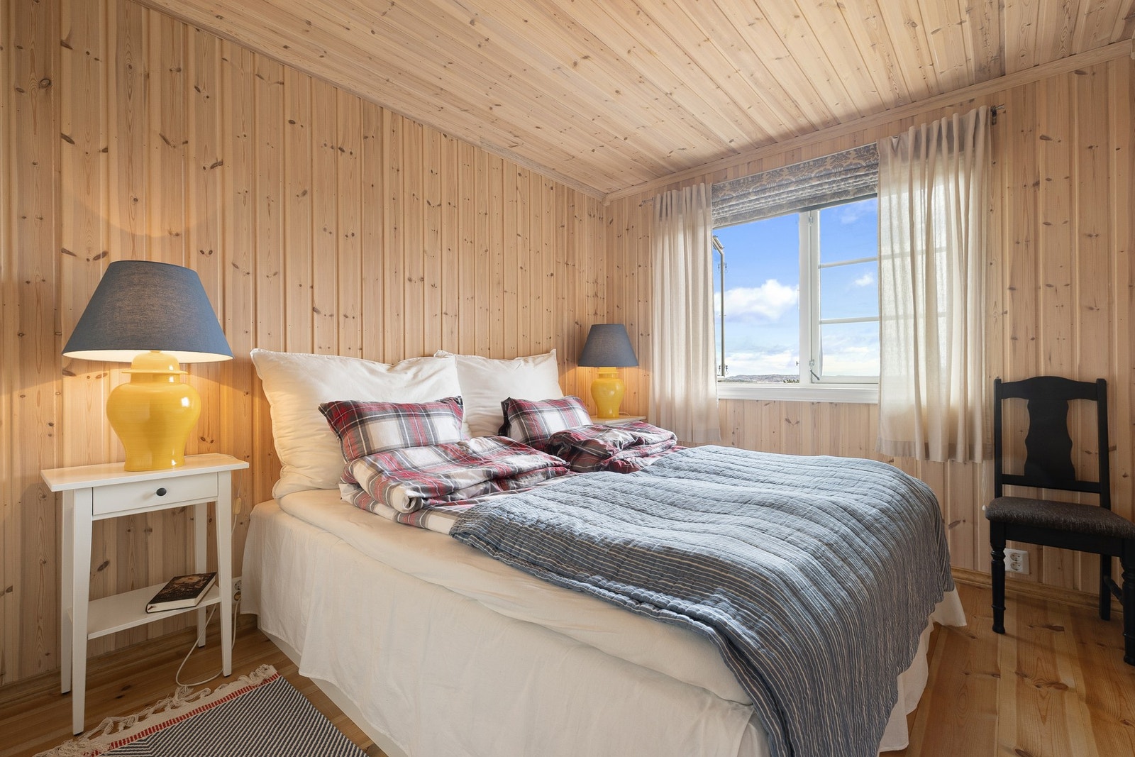 Hytta har totalt fire soverom med gode innredningsmuligheter og et gjennomgående lunt preg med panelte vegger og himlinger. Soverom 1. Galleribilde