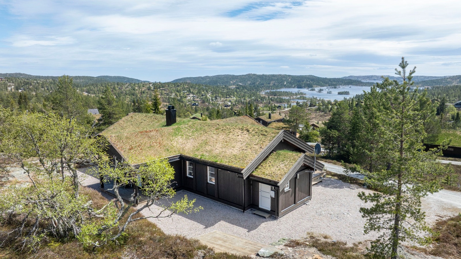 Hytta ligger på en solrik naturtomt med god plass rundt bygget og enkel adkomst. Galleribilde