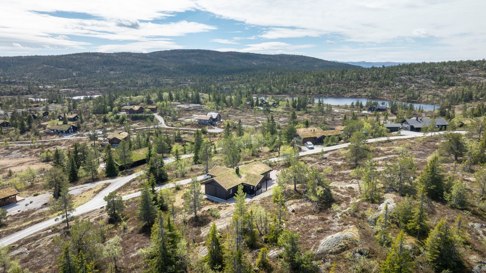 Hytta ligger på Sylvtjønn-feltet, ca. 735 moh., med gode solforhold og fritt utsyn mot omkringliggende natur. Dette er et attraktivt helårsområde som passer like godt for rolige dager på hytta som for aktive opplevelser året rundt. Galleribilde